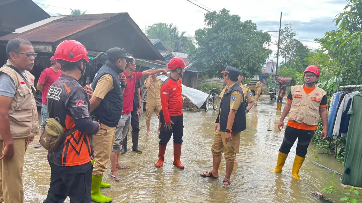 TERDAMPAK: Kondisi jalanan dan rumah warga Lok Nyiur, Desa Bamban, Kabupaten HSS yang terendam banjir, Senin (1/5/2026).(Foto: BPBD Kabupaten HSS)&nbsp;