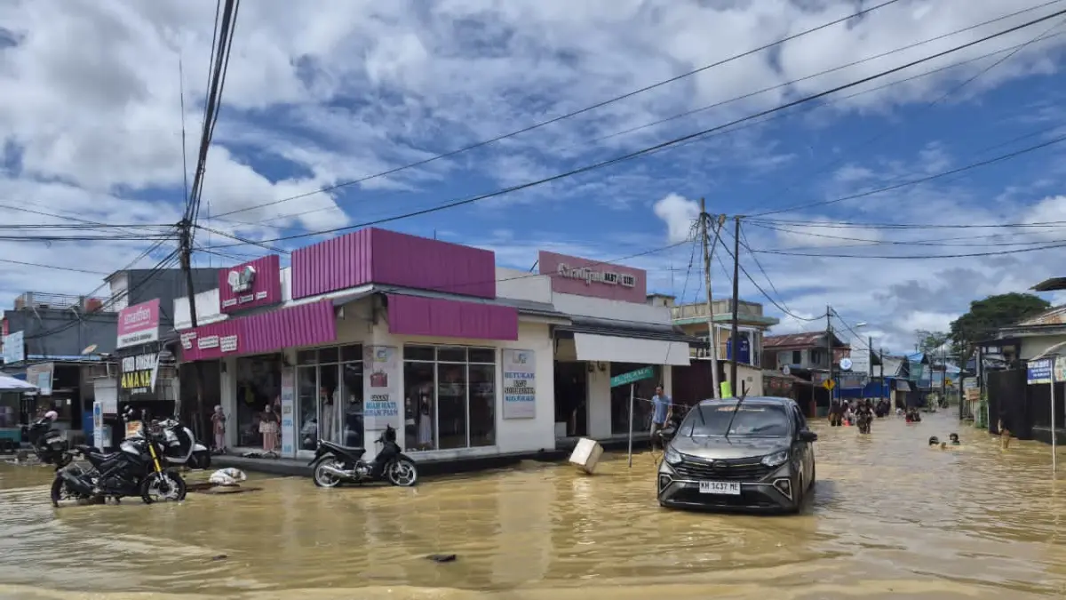 TERGENANG AIR: Pusat Kota Barabai, Kabupaten HST terendam banjir akibat meluapnya sungai di Kecamatan Barabai, Senin (18/5/2026).(Foto: Jamaluddin/Radar Banjarmasin)