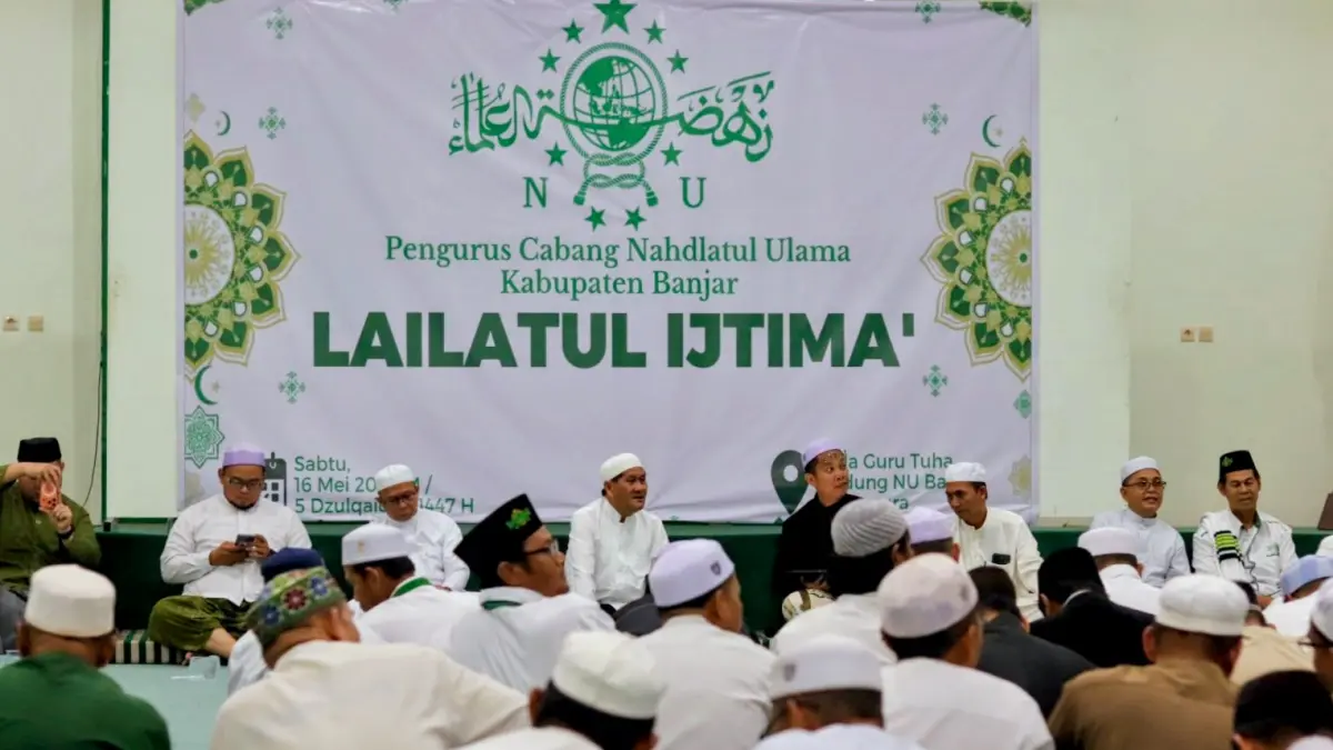 MENYAMPAIKAN: Wakil Ketua PCNU Kabupaten Banjar Habib Ali Husein Alydrus saat menyampaikan sikap resmi NU terkait maraknya kasus asusila dan penyalahgunaan otoritas keagamaan saat kegiatan Lailatul Ijtima di Gedung NU Martapura. (PCNU BANJAR UNTUK RADAR BANJARMASIN)