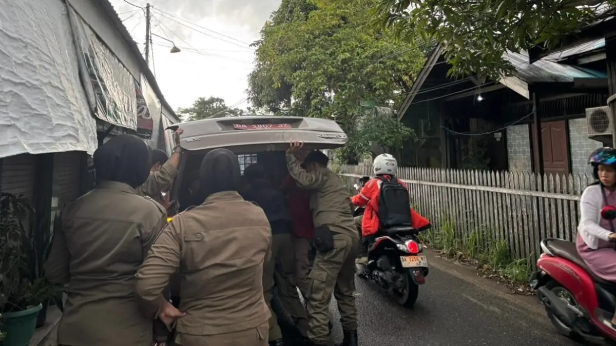 AGRESIF: Pengamanan ODGJ oleh personel Satpol PP Banjarmasin di Jalan Simpang Jahri Saleh, Sungai Jingah, Banjarmasin Utara. (Zulvan Rahmatan/Radar Banjarmasin)