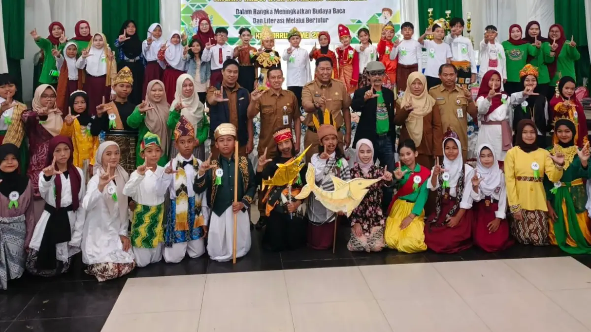 ANTUSIAS: Panitia dari Dispersip Kotabaru foto bersama para pelajar yang ikut lomba bertutur.