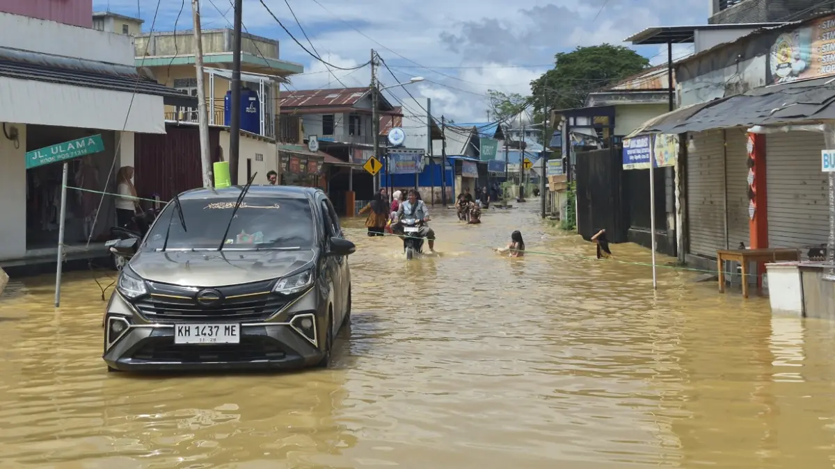 BANJIR: Pusat Kota Barabai terendam banjir akibat meluapnya sungai di Kecamatan Barabai. (Foto: Jamaluddin/Radar Banjarmasin).