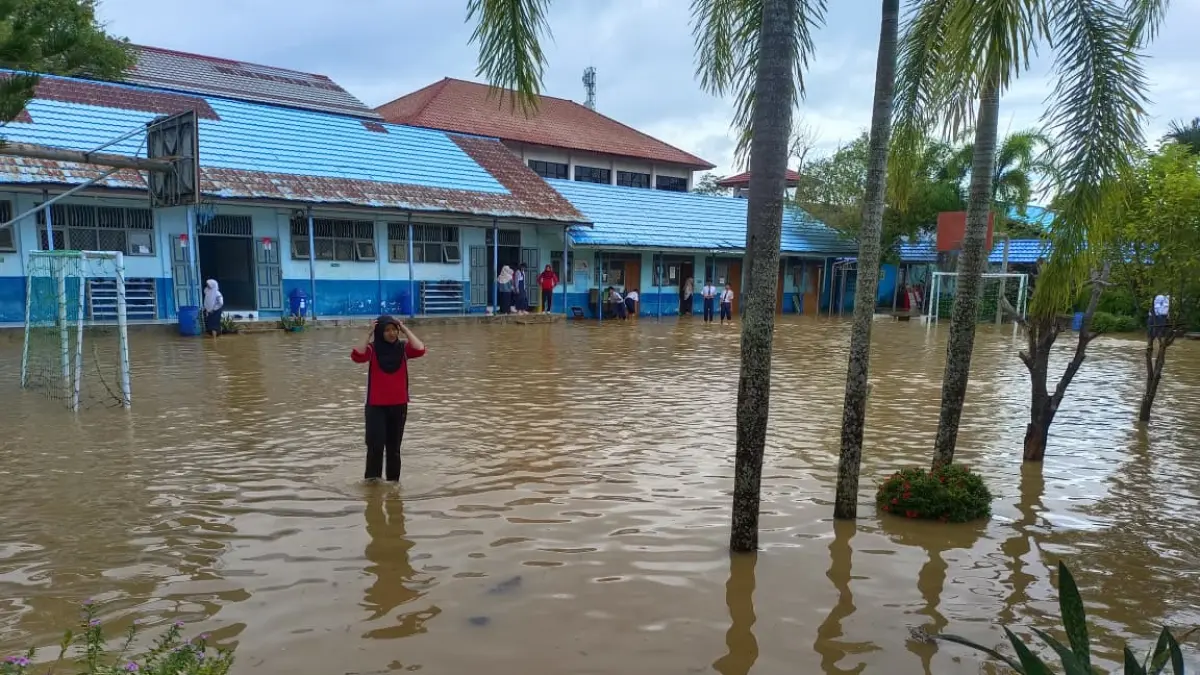 BANJIR: Sekolah dari jenjang PAUD sampai SMP di HST terdampak banjir. (Foto: Disdik HST)
