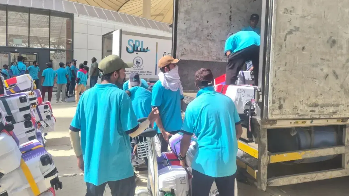 BARANG JEMAAH: Pekerja memasukkan koper jamaah haji Indonesia ke dalam Truk Box. Ada koper jemaah haji yang dibongkar paksa karena membawa sekitar 100 slop rokok ke tanah suci. (Media Center Haji)