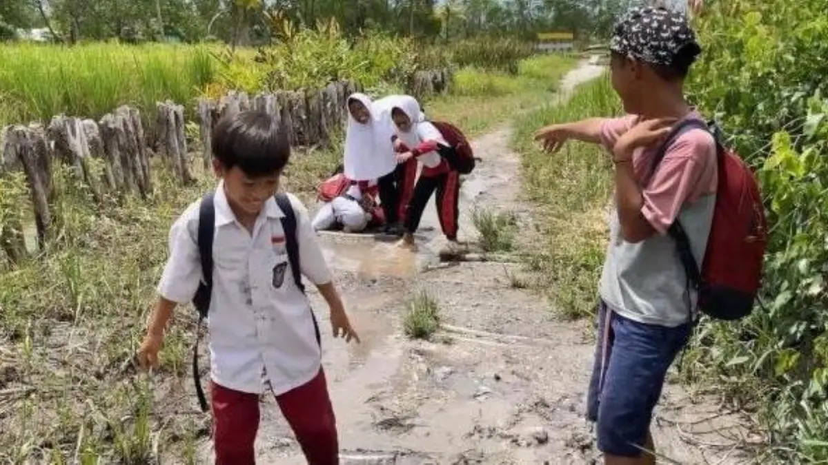 BELUM TUNTAS: Kondisi akses jalan menuju SDN Basirih 10 Banjarmasin di kawasan Sungai Jelai masih rusak dan berlumpur. Hingga kini perbaikan jalan masih belum juga terealisasi.(Foto: Eka untuk Radar Banjarmasin)