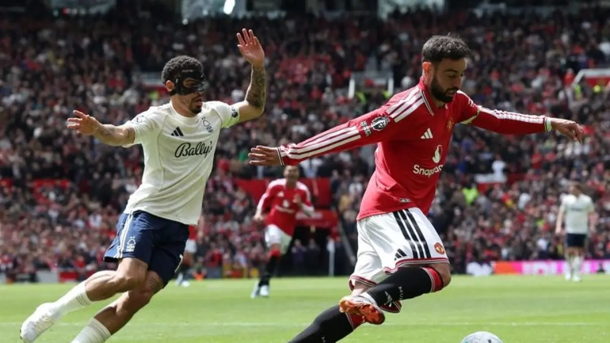 DIBAYANGI: Bruno Fernandes (kanan) dibayangi Morgan Gibbs-White dalam pertandingan sepak bola Liga Inggris antara Manchester United vs Nottingham Forest di Old Trafford, Minggu (17/5).
(Darren Staples / AFP)&nbsp;