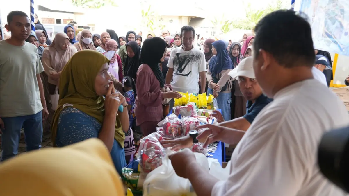 DISERBU: Masyarakat antusias untuk membeli kebutuhan pokok yang dijual murah dari harga pasar.