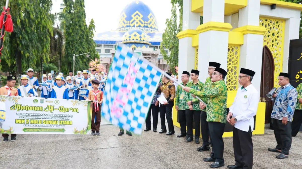 HADIR: Bupati Kabupaten HSU, H Sahrujani dan pejabat daerah melepas ribuan santri mengikuti khataman Al Qur