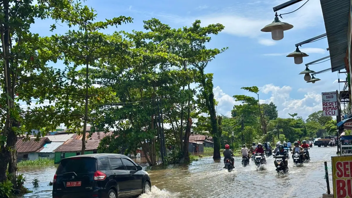 Jalan Zafry Zam-zam, Banjarmasin Barat kembali tergenang akibat pasang rob yang berasal dari DAS Barito diperparah intensitas hujan yang tinggi. (Zulvan Rahmatan/Radar Banjarmasin)