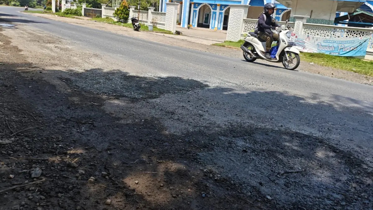 LUBANG: Kondisi lubang di Jalan Raya Batulicin, Desa Kersik Putih, yang diduga berusaha dihindari korban sebelum kecelakaan maut terjadi.
