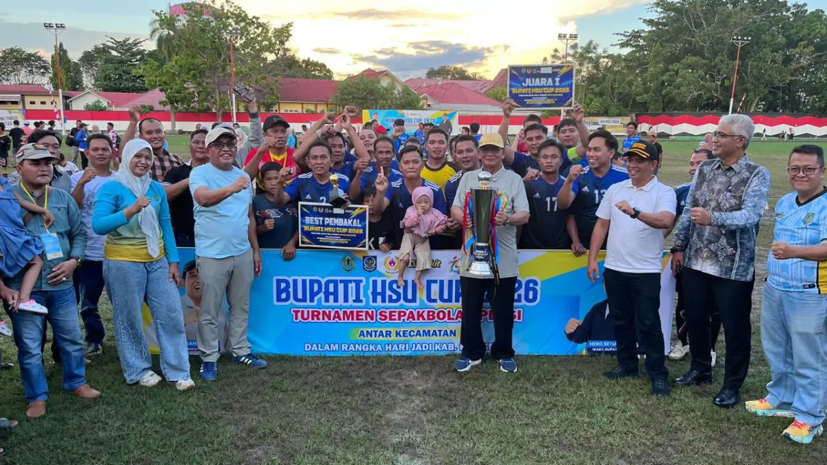 MOMEN: Bupati HSU, H Sahrujani (tiga dari kiri) foto bersama dengan tim juara Bupati Cup 2026 didampingi pejabat daerah di Kabupaten HSU di Lapangan Pahlawan Amuntai, Minggu (18/5/2026).(Foto: Pemkab HSU)&nbsp;