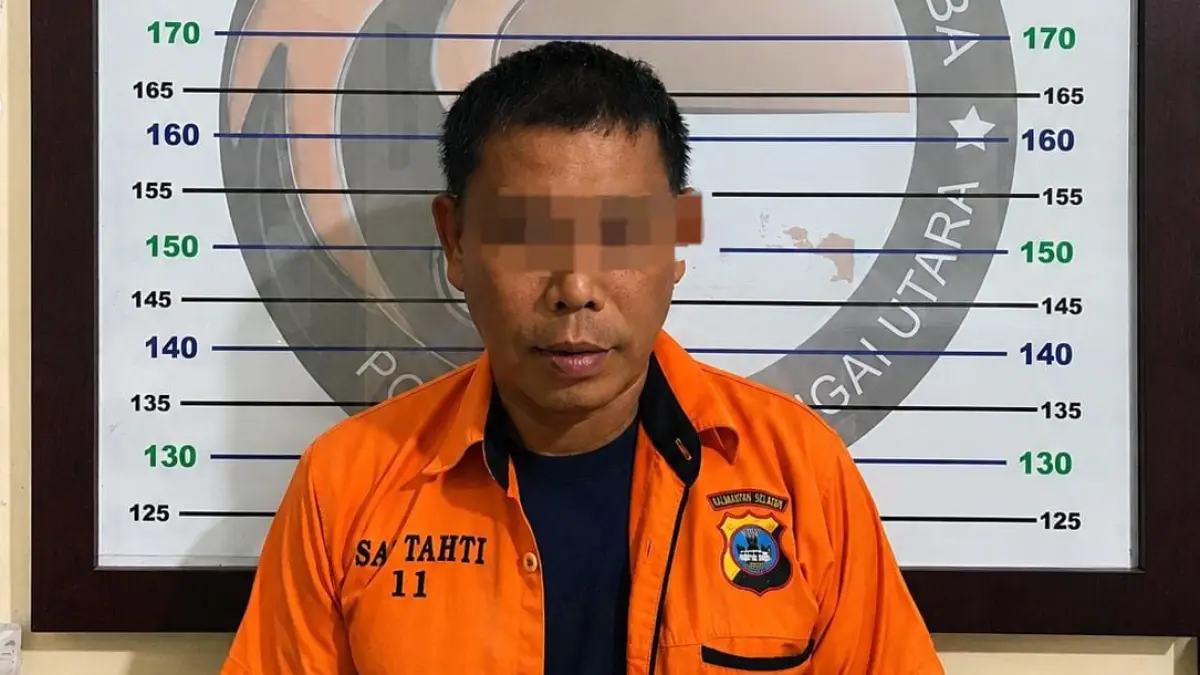 NARKOTIKA: Tersangka F (50) warga Karias Dalam Kecamatan Banjang, ditangkap dalam kepemilikan paket sabu oleh anggota Polsek Banjang dan Polres HSU.