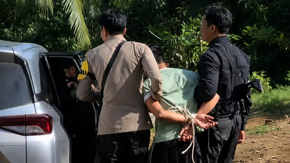 Petugas kepolisian mengamankan lokasi kejadian penganiayaan berdarah di Desa Pakutik, Kecamatan Sungai Pinang, Kabupaten Banjar, Selasa (19/5/2026) (POLRES BANJAR)