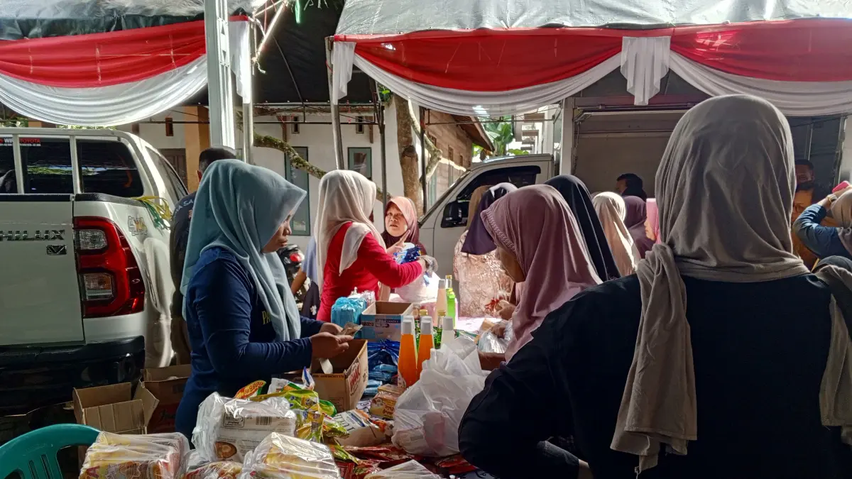 RAMAI: Warga berbelanja di pasar murah di Desa Pagat, Kecamatan Batu Benawa, Selasa (19/5/2026). (Foto: Dinas Perdagangan HST)