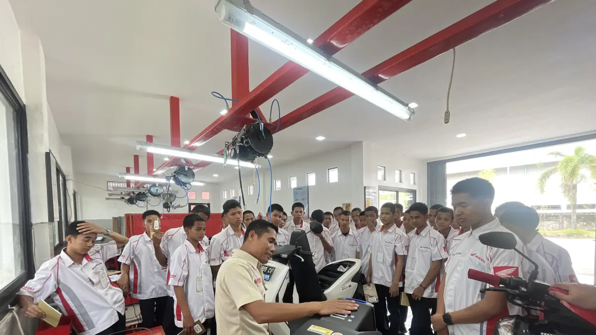 TEKNOLOGI: Siswa SMK dikenalkan teknologi EM1 e: dan dunia kerja otomotif.