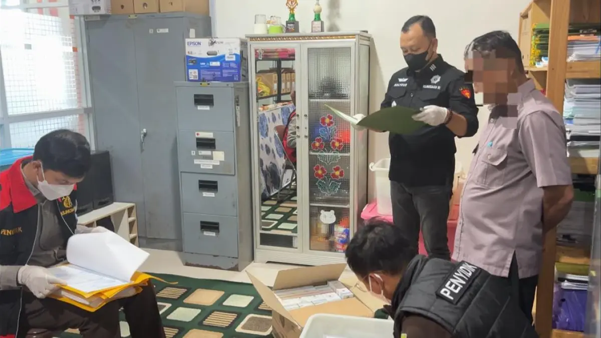 TELITI: Tim Penyidik Kejaksaan HSU saat melakukan penggeledahan dokumen di Kantor BPBD Kabupaten HSU di Kelurahan Paliwara, Kecamatan Amuntai Tengah Selasa (19/5). (Foto: Kejari HSU)