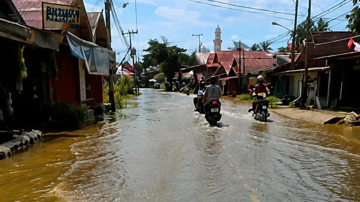 TERGENANG: Ruas Jalan Hasan Basri Desa Pasar Senin Kecamatan Amuntai Tengah, terpendam luapan air Sungai Negara, akibat air kiriman dari hulu Sungai Balangan dan Tabalong. 