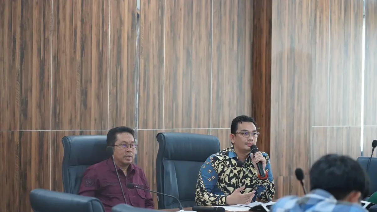 PANITIA: Ketua Panitia Pemilihan Rektor Universitas Lambung Mangkurat, Prof. Dr. Ifrani, didampingi Wakil Rektor IV Bidang Kerja Sama, Hubungan Masyarakat, dan Sistem Informasi, Dr. Ir. Yusuf Azis, M.Sc., memberikan keterangan kepada awak media terkait tahapan pemilihan Rektor ULM periode 2026–2030 di Ruang Wasaka 3 Lantai 3 Gedung Rektorat ULM Banjarmasin, Rabu (20/5/2026).