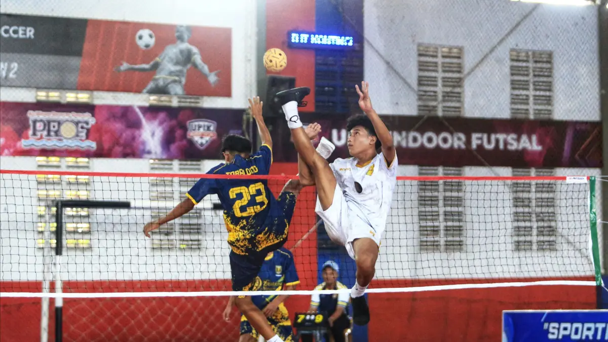 Para atlet sepak takraw pelajar dari berbagai kabupaten dan kota se-Kalimantan Selatan bertanding sengit dalam cabang olahraga sepak takraw POPDA Kalimantan Selatan 2026 di UPIK Futsal, Banjarmasin. Kompetisi yang berlangsung 19–23 Mei 2026 ini diikuti 169 peserta yang terbagi dalam delapan pool dengan sistem gugur mulai babak delapan besar.(M Idris Jian Sidik)