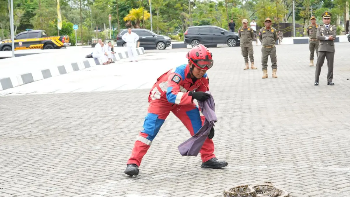ATRAKSI: Damkar Tapin gelar atraksi tata cara menangkap ular.
Foto Choky&nbsp;