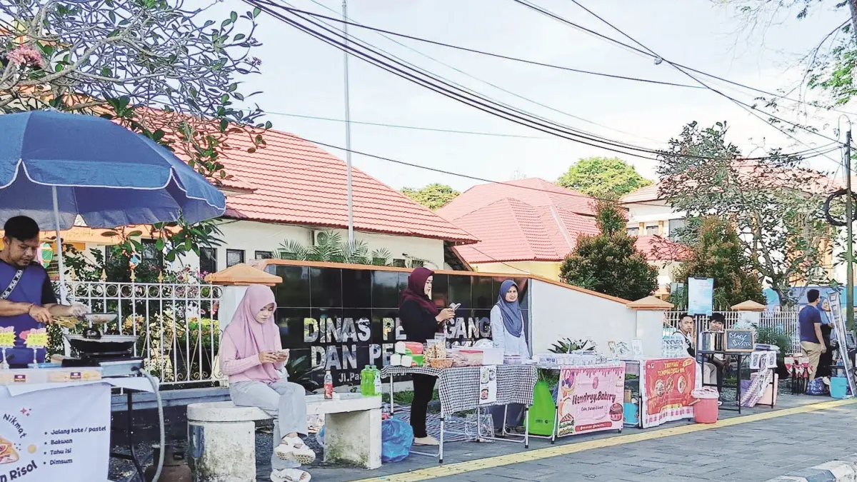 BERTAMBAH: Jumlah pedagang di kawasan Car Free Day (CFD) Banjarbaru terus bertambah.&nbsp;
(SHEILLA FARAZELA/RADAR BANJARMASIN)