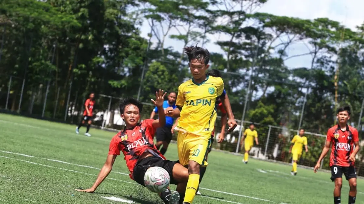 DUEL: Pemain sepakbola pelajar saling berebut bola pada pertandingan hari pertama cabang sepakbola POPDA Kalsel 2026 di Green Yakin Soccerfield, Kabupaten Banjar. (Foto: M Idris Jian Sidik)