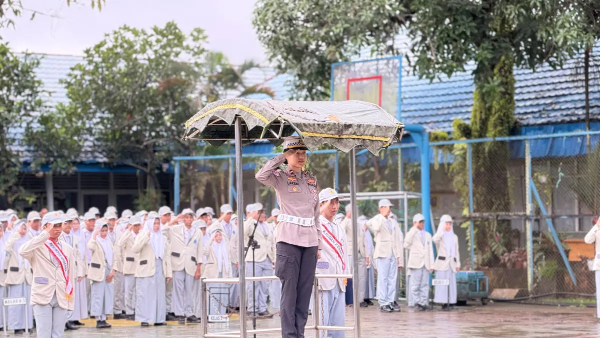 EDUKASI: Personel Satlantas Polresta Banjarmasin memberikan pemahaman tertib berlalu lintas kepada pelajar saat program Police Goes To School di SMAN 6 Banjarmasin saat apel sekolah. Foto; Satlantas untuk Radar Banjarmasin.
