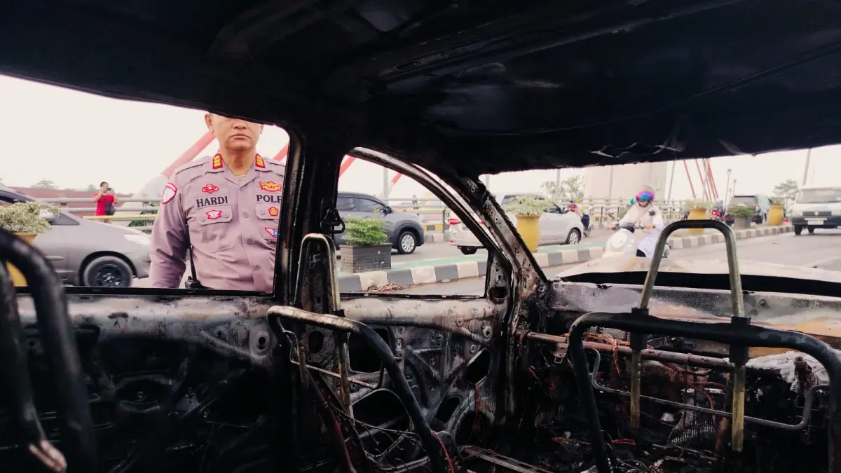 HANGUS TERBAKAR: Mobil Suzuki XL-7 hangus terbakar di atas Jembatan Alalak atau Jembatan Basit, diduga usai terlibat kecelakaan lalu lintas dengan dua unit motor Suzuki Thunder yang mengangkut BBM, Rabu (20/5/2026) subuh.(Foto:Maulana/Radar Banjarmasin)&nbsp;
