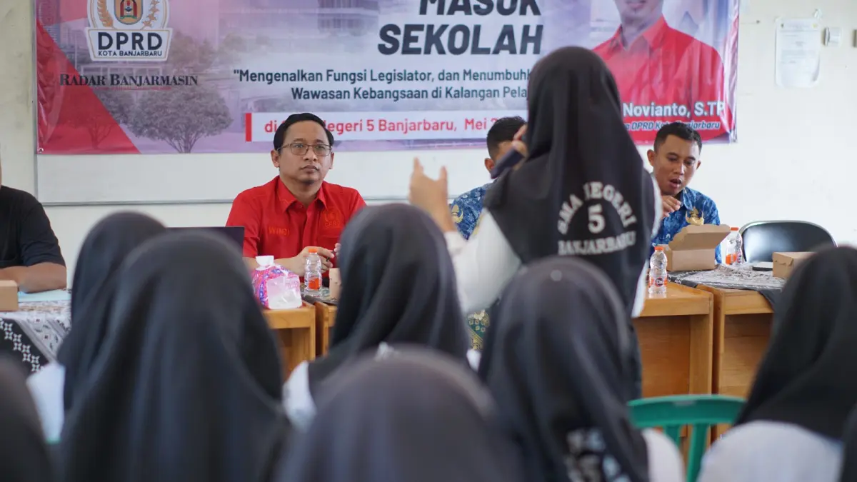 INTERAKSI: Suasana tanya jawab berlangsung hangat, siswa aktif melontarkan pertanyaan inspiratif yang dijawab langsung oleh Wakil Ketua DPRD Kota Banjarbaru Windi Novianto