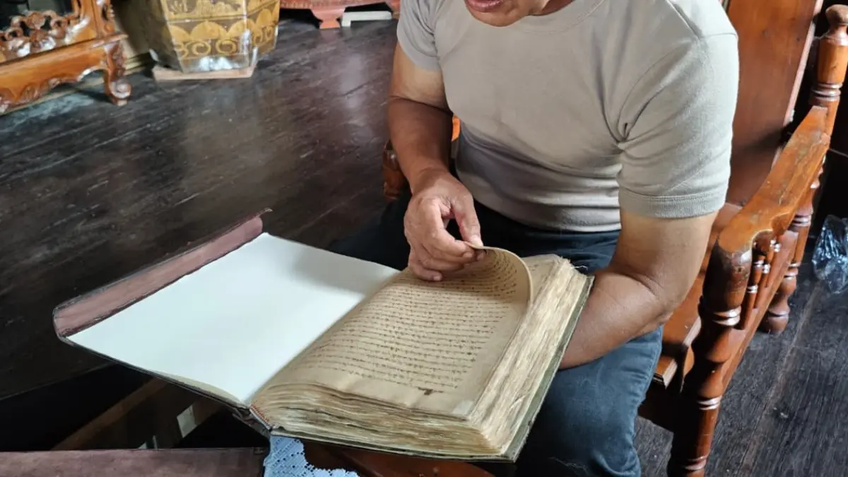 JEJAK SEJARAH: Andi Satria Jaya memperlihatkan manuskrip kuno peninggalan Kerajaan Pagatan di Desa Kampung Baru, Kusan Hilir, Tanah Bumbu. (Foto: Zulqarnain/Radar Banjarmasin)