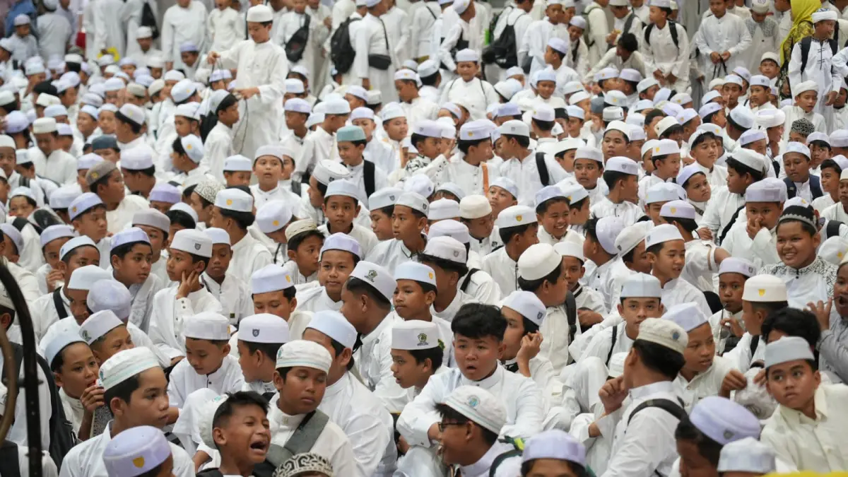 KHATAMAN: Ribuan pelajar SD dan MI di Tapin melaksanakan khataman Alquran di Pendopo Galuh Bastari.
Foto Rasidi Fadli&nbsp;