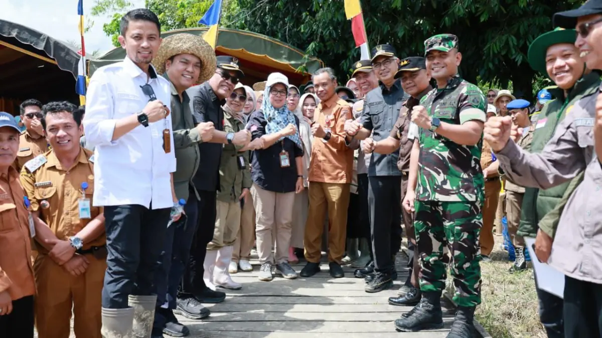 MOMEN: Bupati dan Wakil Bupati Kabupaten HSU, HSahrujani bersama Hero Setiawan turun langsung menanam padi bersama petani di Desa Panawakan, Kecamatan Haur Gading, Selasa (19/5/2026).(Foto:Pemkab HSU)&nbsp;