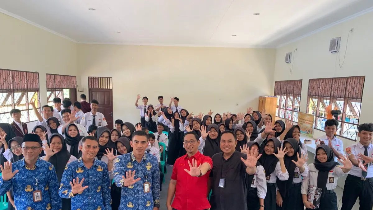 MOMEN: Wakil Ketua DPRD Kota Banjarbaru, Windi Novianto, berfoto bersama siswa dan dewan guru usai kegiatan Dewan Masuk Sekolah (DMS) di SMA Negeri 5 Banjarbaru, Rabu (20/5/2026).