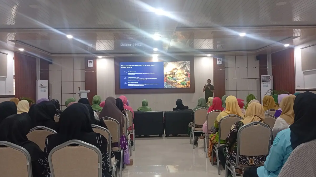 PEMBEKALAN: Perempuan dari berbagai organisasi keperempuanan di HSS dibekali ilmu kebencanaan. (Foto: M. Padil Ihsan/Radar Banjarmasin)