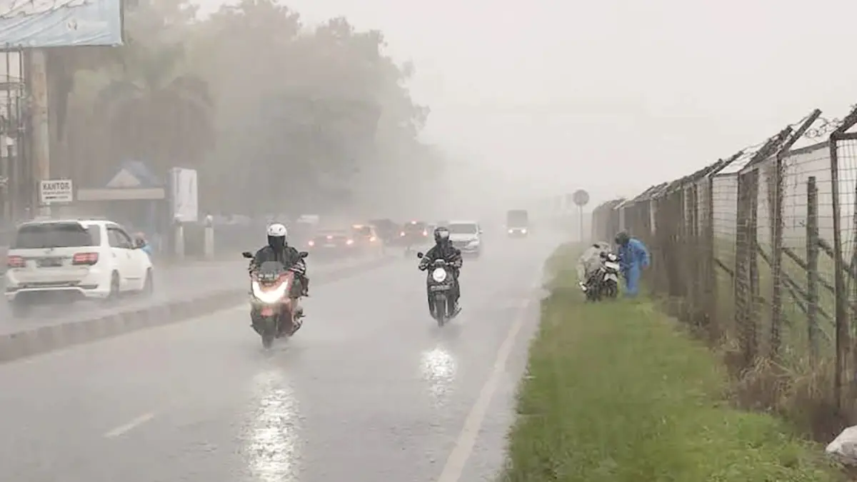 PERINGATAN: Hujan saat mengguyur wilayah Banjarbaru. Stasiun Meteorologi Syamsudin Noor mengeluarkan peringatan dini terkait potensi cuaca ekstrem di Kalsel pada periode 20 - 26 Mei 2026.
(Foto: M FADLAN ZAKIRI/RADAR BANJARMASIN)&nbsp;
