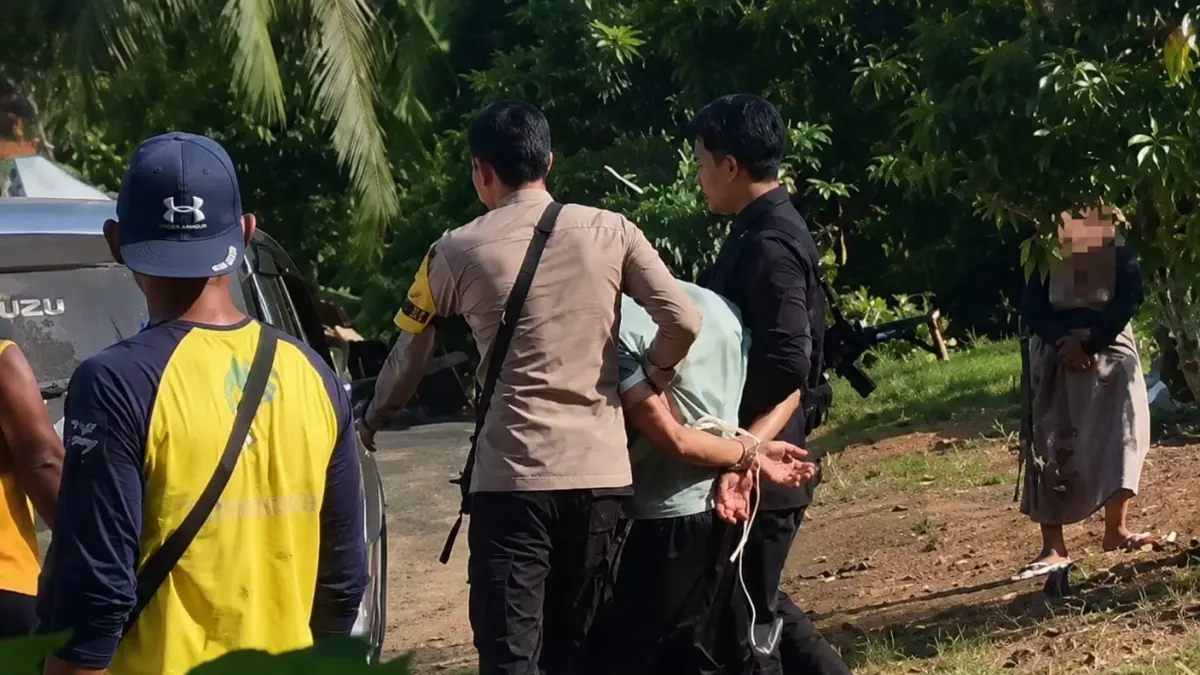 
Petugas kepolisian mengamankan lokasi kejadian penganiayaan berdarah di Desa Pakutik, Kecamatan Sungai Pinang, Kabupaten Banjar, Selasa (19/5/2026).