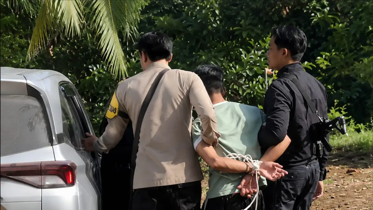 Petugas kepolisian mengamankan lokasi kejadian penganiayaan berdarah di Desa Pakutik, Kecamatan Sungai Pinang, Kabupaten Banjar, Selasa (19/5/2026). (TANGKAPAN LAYAR VIDEO)