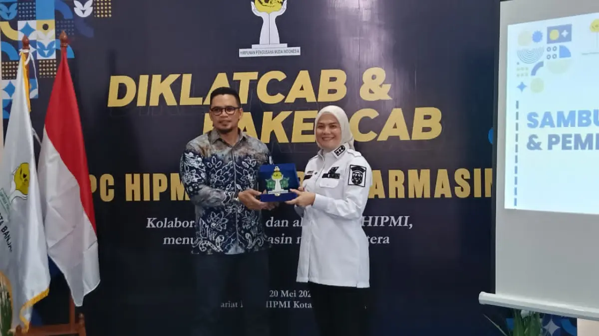 SINERGI: Wakil Wali Kota Banjarmasin, Hj Ananda bersama Ketua BPC HIPMI Banjarmasin, Abdul Qadir Jaelani usai pembukaan Diklat dan Rakerda HIPMI Kota Banjarmasin, Rabu (20/5/2026).(Foto: Raudah Anisya/Radar Banjarmasin)&nbsp;