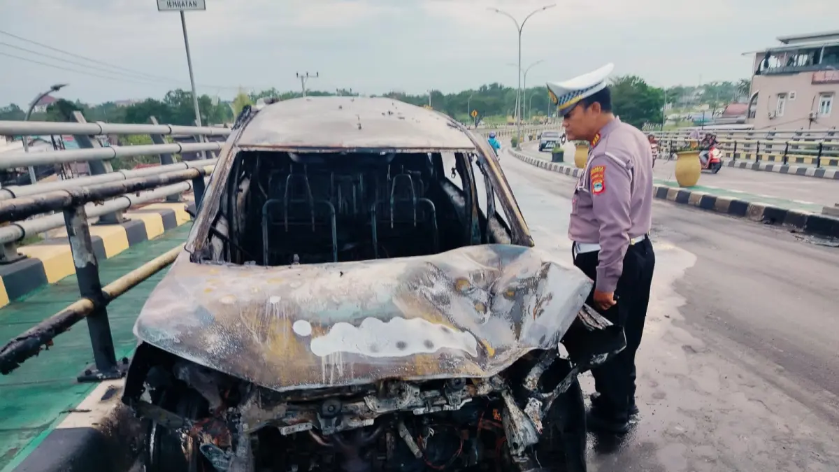 SISA RANGKA: Bangkai mobil Suzuki Ertiga hanya menyisakan rangka usai terbakar di atas Jembatan Alalak. (Foto: maulana/Radar Banjarmasin)

