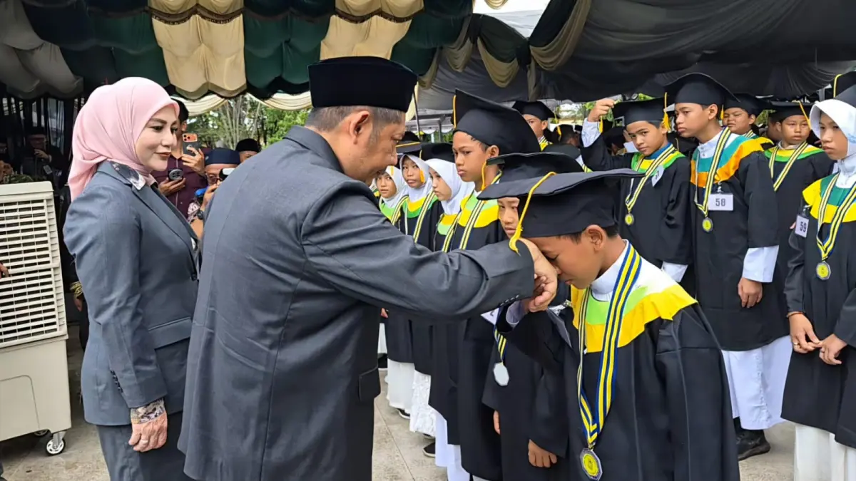 TAMAT: Ribuan santri dan santriwati TK-TP Al Quran diwisuda Bupati Kabupaten HST, Samsul Rizal di Lapangan Dwi Warna Barabai, Rabu (20/5/2026).(Foto:Pemkab HST)
