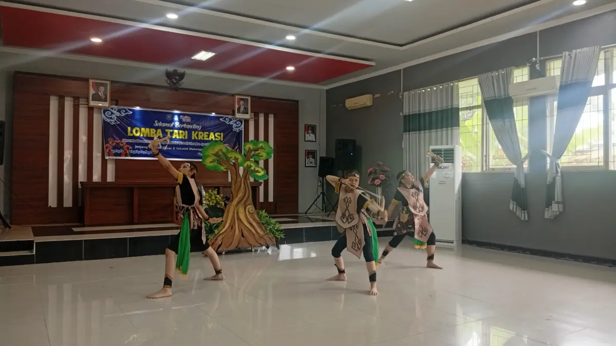 Tiga orang siswa dari jenjang SD menampilkan Tari Katikan pada cabang lomba Tari Kreasi. (Foto: M. Padil Ihsan/Radar Banjarmasin)&nbsp;