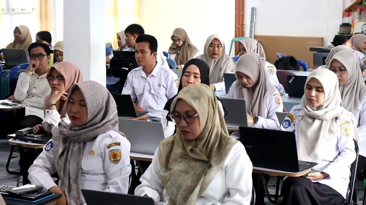 UJIAN: Ratusan guru mengikuti ujian sertifikasi google di SMPN 1 HST, Rabu (20/5/2026). (Foto: Jamaluddin/Radar Banjarmasin)