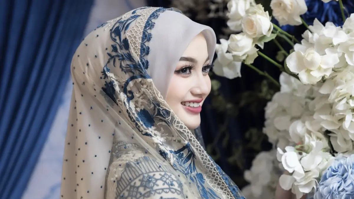 CANTIK: Nanda Arsyinta tampil memesona dalam balutan busana muslim brukat. (Foto: Instagram)