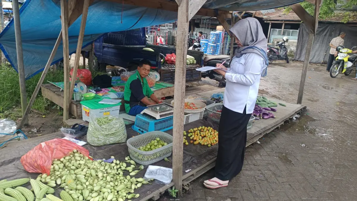 CEK HARGA: Harga bahan pokok di pasar tradisional masih tinggi jelang hari raya Iduladha.