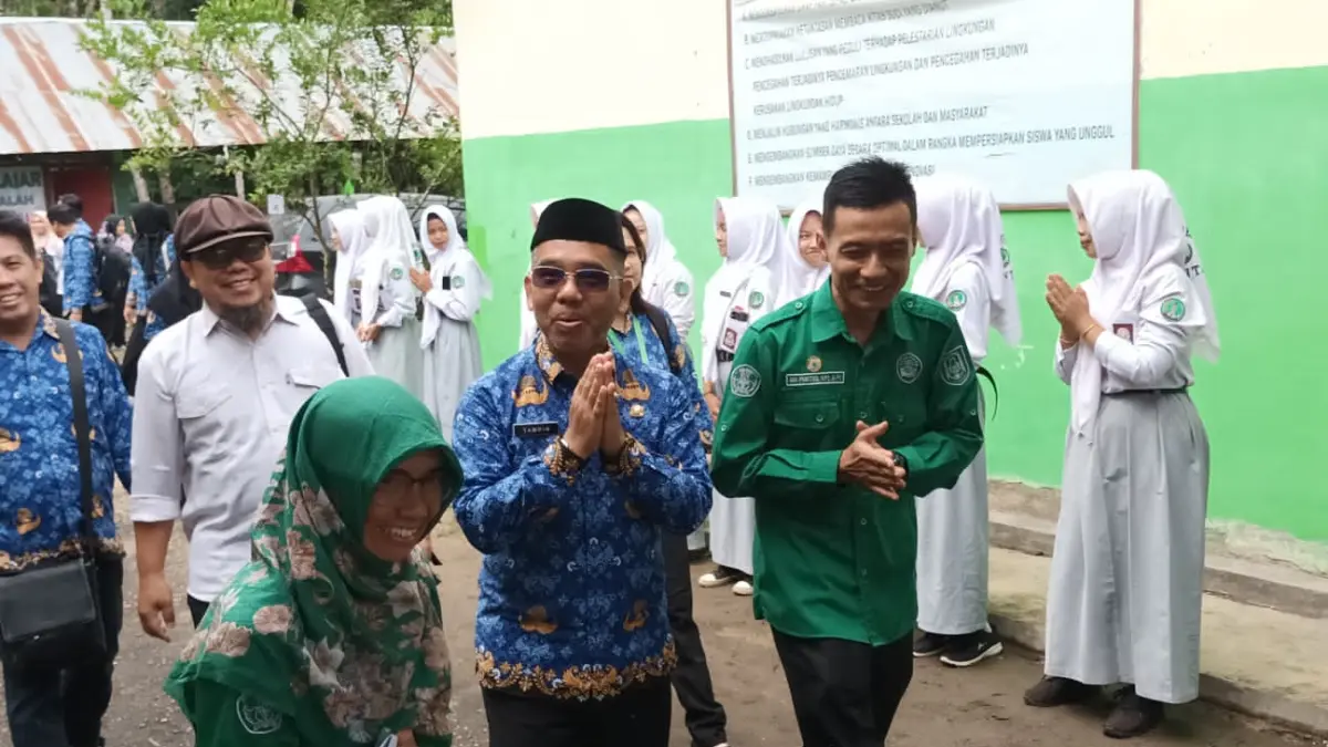 DISAMBUT: Kepala SMAN 1 Tanta, Eko Prayitno menyambut kedatangan Kepala DPLH Balangan, Tamrin dan rombongan.&nbsp;