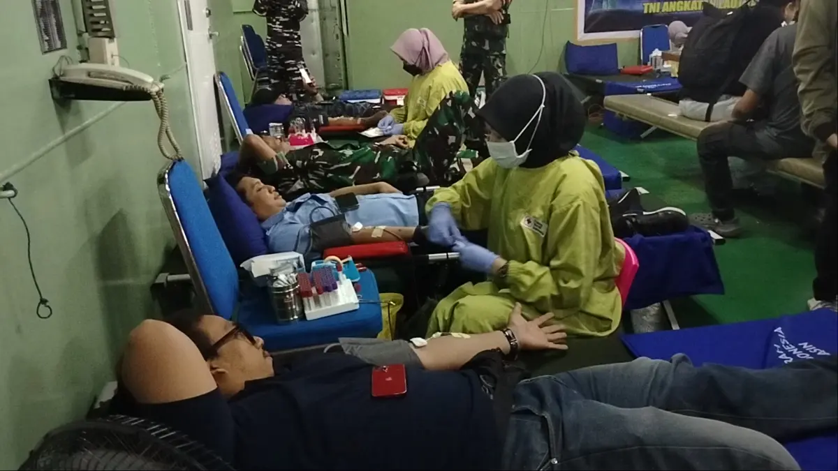 DONOR DARAH: Sejumlah pendonor dari unsur TNI, Polri hingga masyarakat berdatangan ke KRI Teluk Kupang-519 yang bersandar di Pelabuhan Trisakti Banjarmasin untuk mengikuti kegiatan donor darah