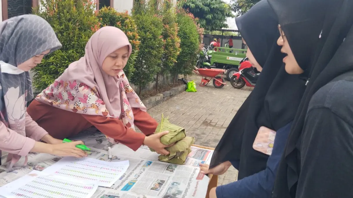 INSPIRASI: Pembagian daging kurban menggunakan daun jati oleh Dinas Lingkungan Hidup Kota Banjarbaru pada tahun lalu.