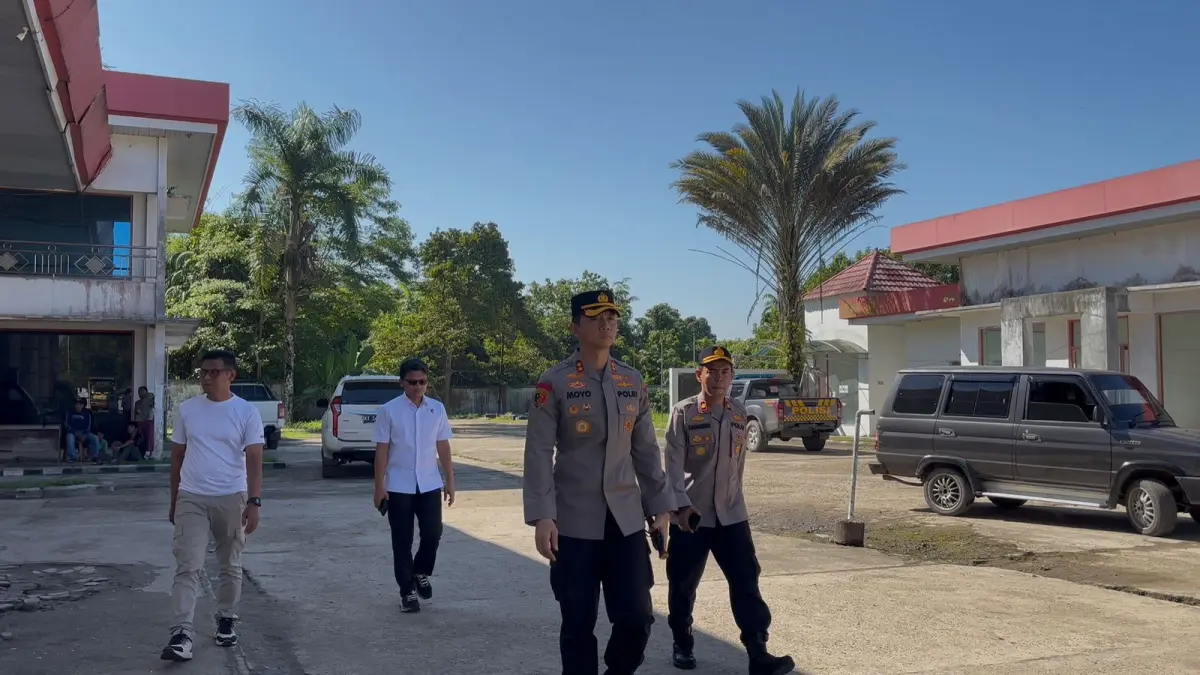 Kapolres Tabalong AKBP Wahyu Ismoyo saat berada di SPBU. (Polres Tabalong)