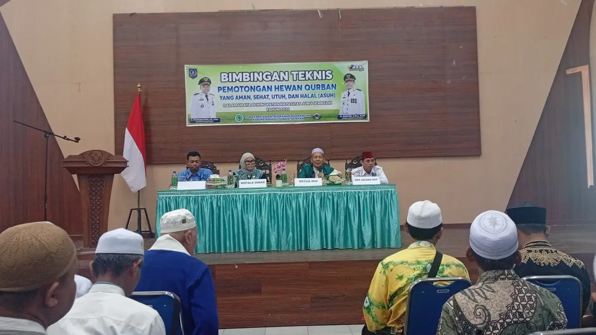 KURBAN: Ketua MUI HSS TGH. Muhammad Zailani menyampaikan materi tentang tata cara sembelih sesuai syariat Islam kepada 80 juru sembelih. (Foto: M. Padil Ihsan/Radar Banjarmasin)&nbsp;