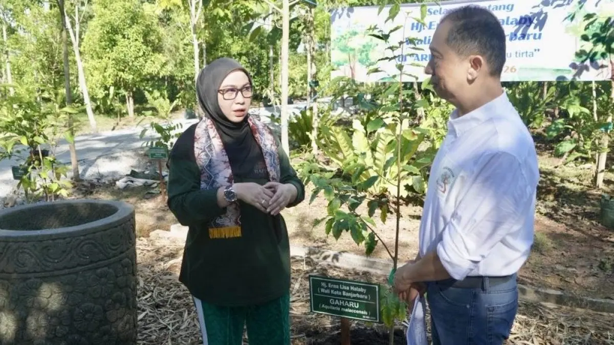 LESTARIKAN LINGKUNGAN: Wali Kota Banjarbaru, Hj Erna Lisa Halaby menanam pohon gaharu (Aquilaria malaccensis) di Arboretum Ayu Tirta, Rabu (20/5/2026).(Foto:MC Banjarbaru)